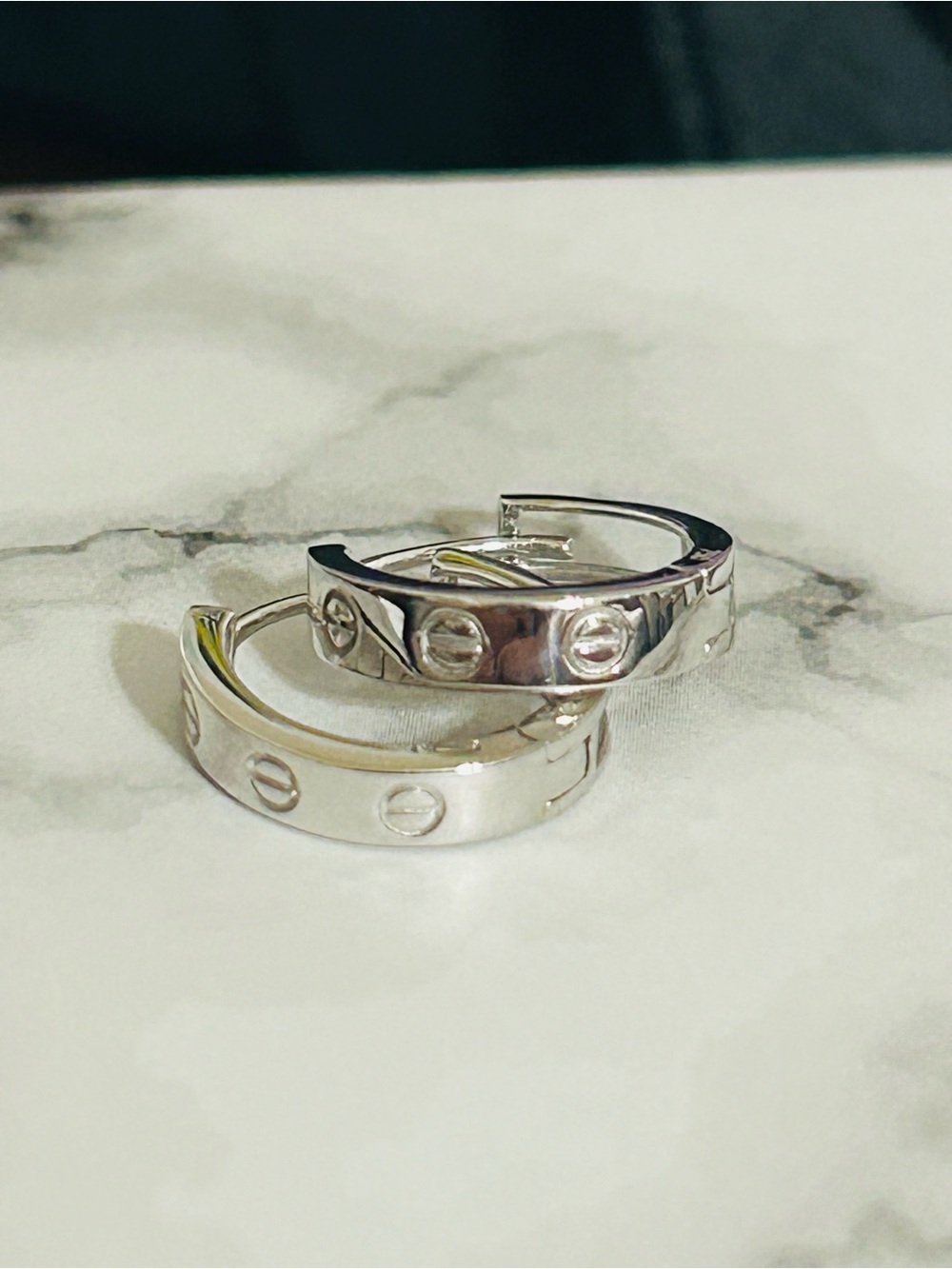18K White Gold Huggie Earrings – 13mm